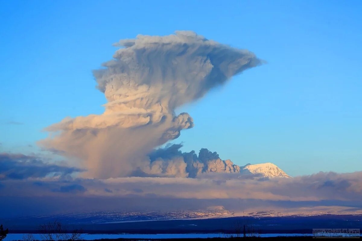    Активность вулканов угрожает полётам на Камчатке