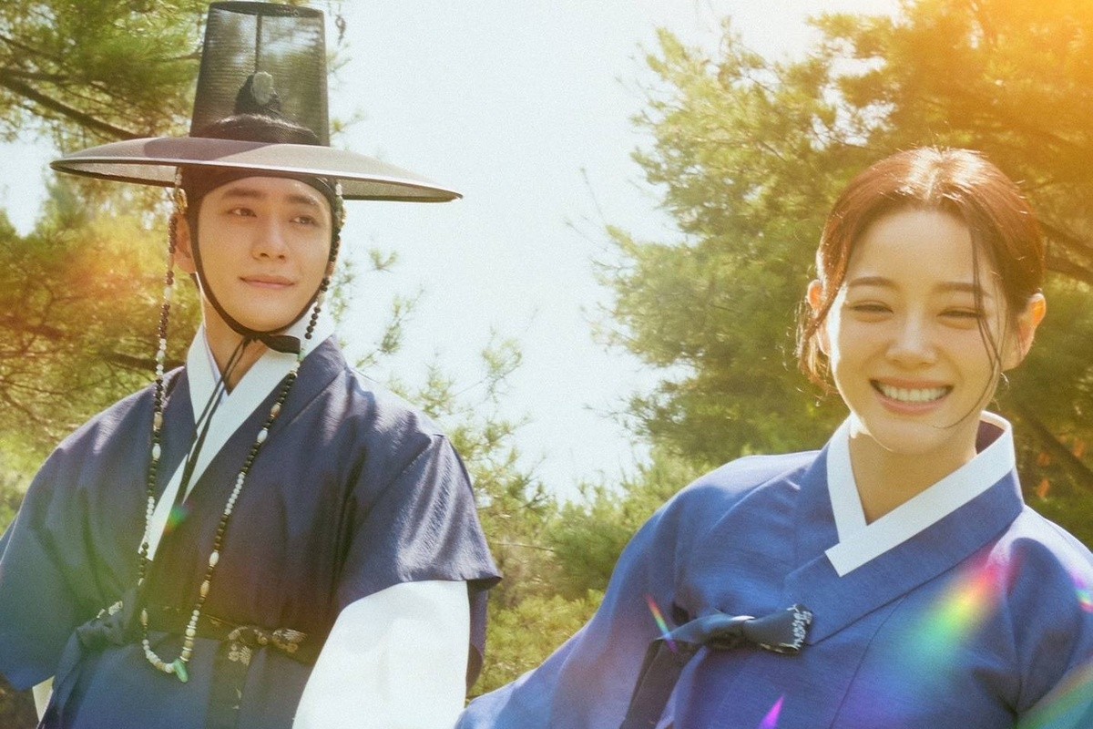 Дорама "Река, плывущая над рекой". Жанры: фэнтези, романтика, комедия, исторический. 14 серий по 70 минут.