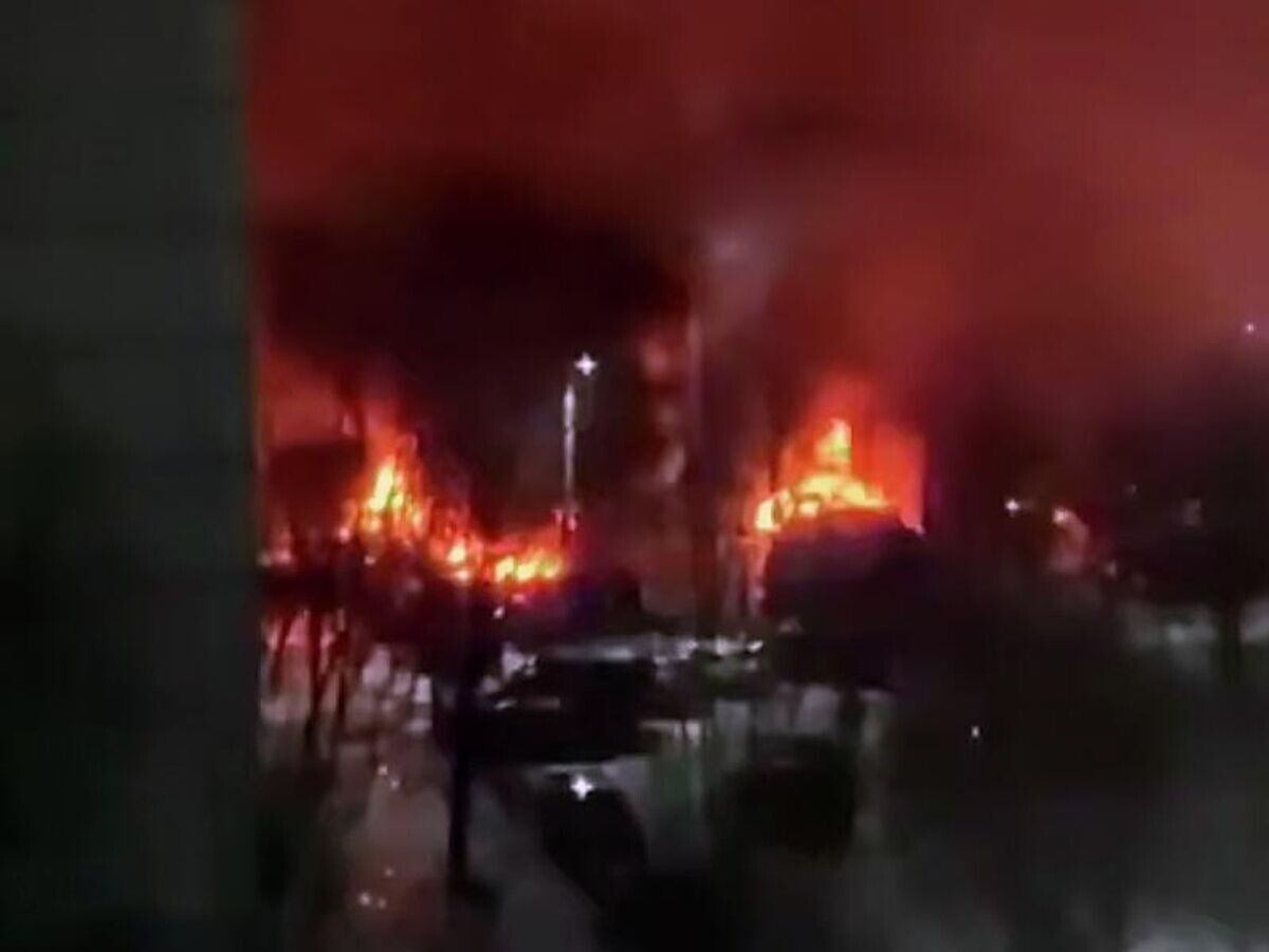    Пожар рядом с жилыми домами после атаки БПЛА в Волгограде | © Кадр видео из соцсетей