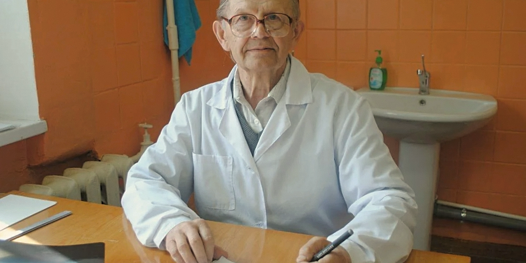 "Запрещаю это всем родным и себе уже больше 40 лет". Сосудистый хирург поделился, что помогает ему жить долго и активно