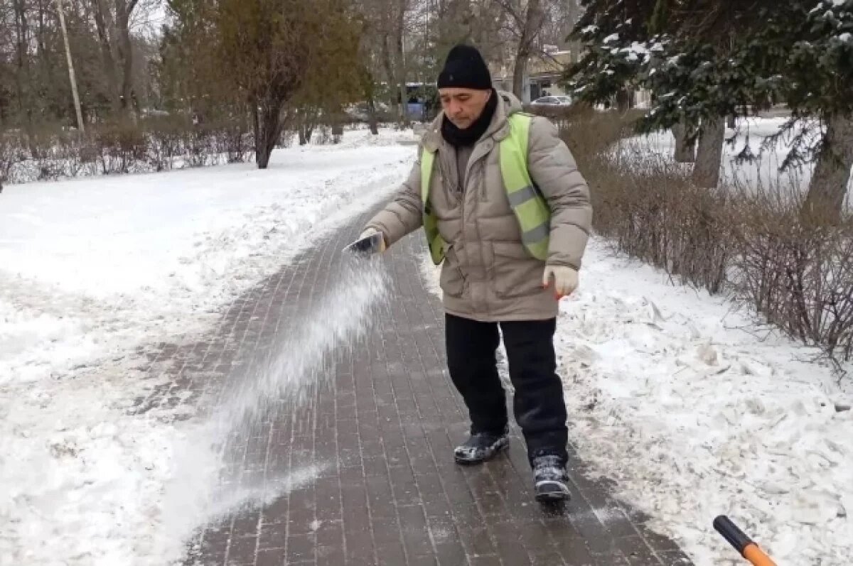    Ростовские улицы обрабатывают противогололедными материалами