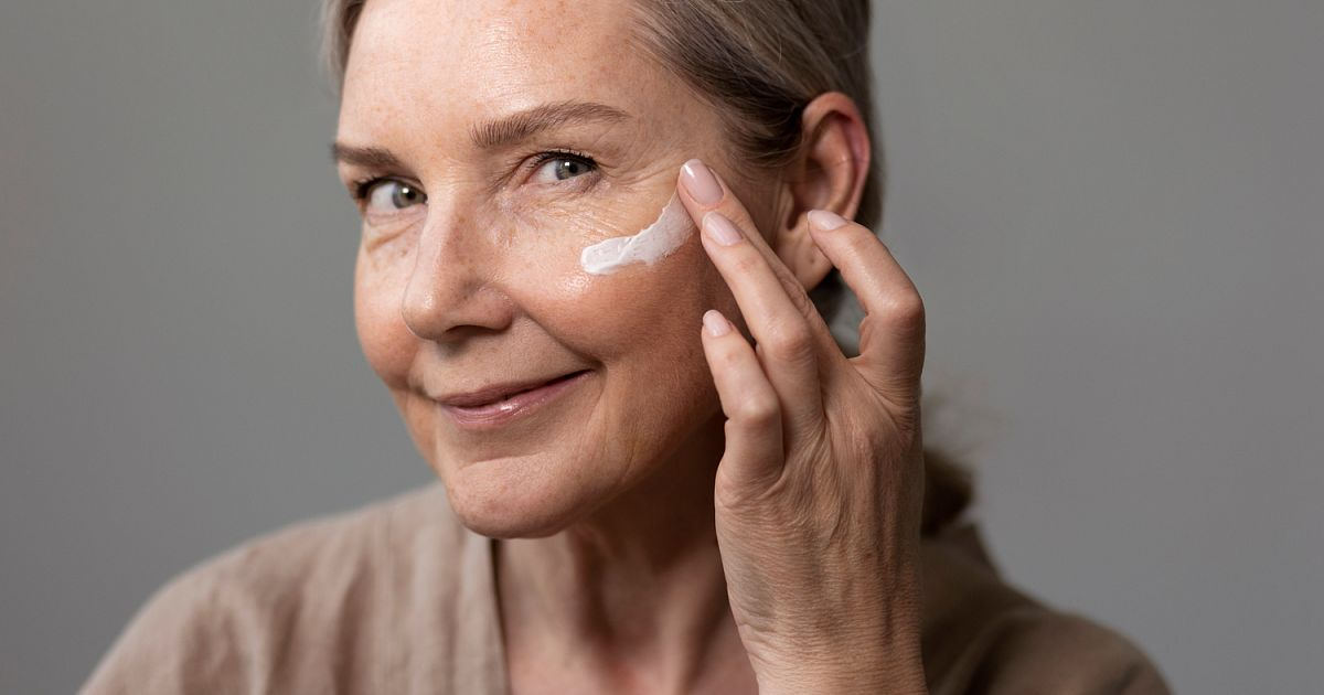 После 50 уходовые средства работают слабее, потому что не затрагивают глубокие возрастные изменения тканей.