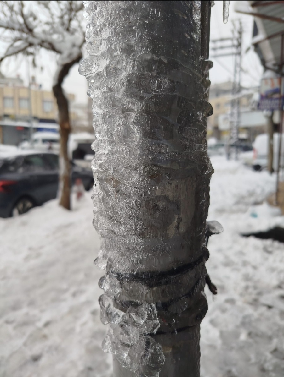 Так даже водосток промерз у нас - красиво)))