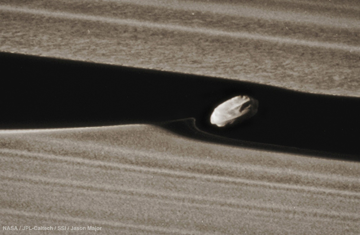 Движение Дафнисам между кольцами / НАСА 