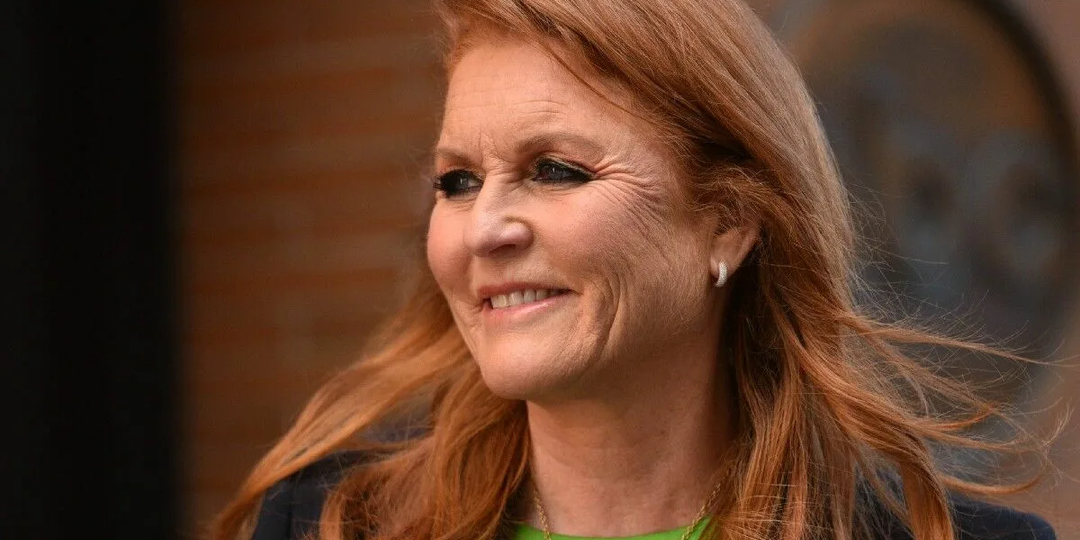 Сара Фергюсон не рефлексирует: она дистанцируется от Эндрю и отдыхает с друзьями за границей