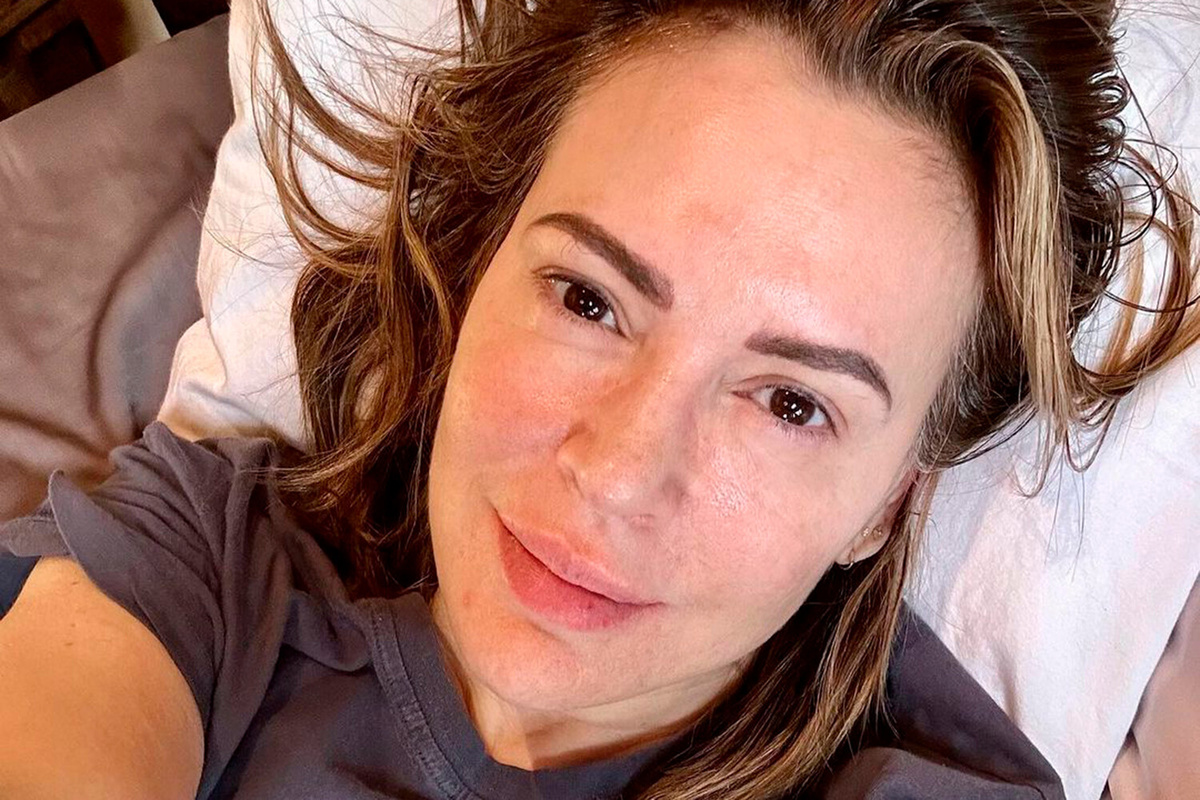     «Я нуждалась в большой груди»: звезда «Зачарованные» Алисса Милано объяснила, почему поставила, а затем удалила импланты