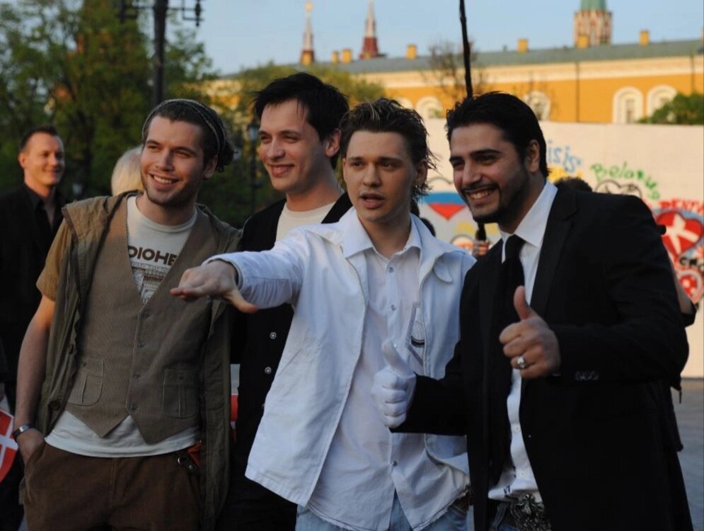 Участники группы «Корни»: Павел Артемьев, Александр Асташенок, Алексей Кабанов и Александр Бердников (слева направо) перед началом открытия песенного конкурса «Евровидение-2009»📷
