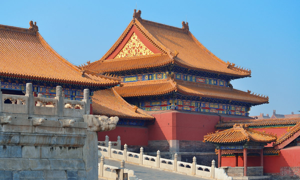 Запретный город — это крупнейший дворцовый комплекс в мире: 980 зданий, 8707 комнат, 720 тысяч квадратных метров