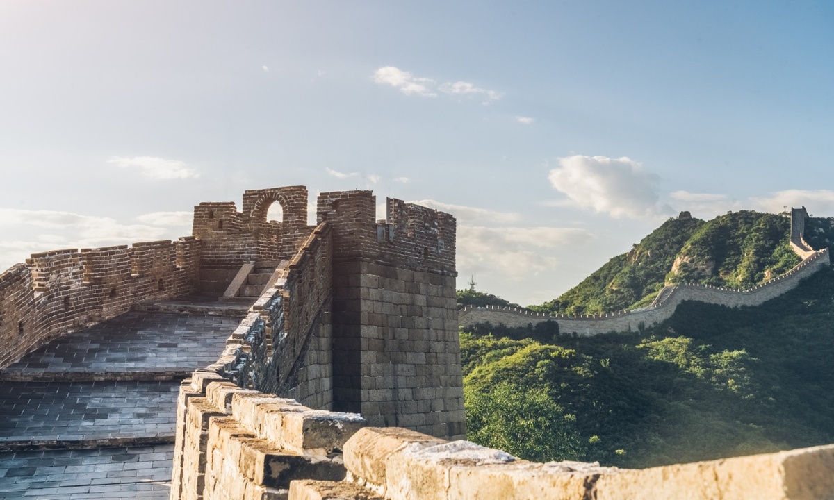 Горы покрыты густой зеленью летом и красными листьями осенью. Они особенно хорошо видны с башен участков Бадалин и Мутяньюй