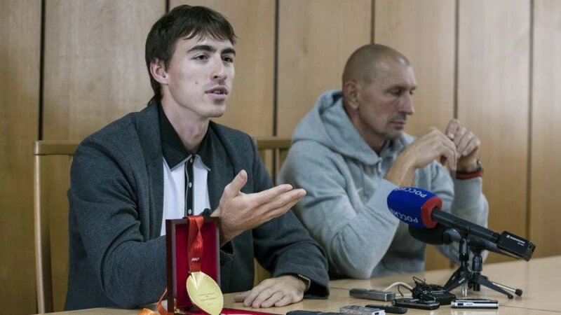     Чемпион мира Сергей Шубенков и его тренер Сергей Клевцов. Олег Богданов