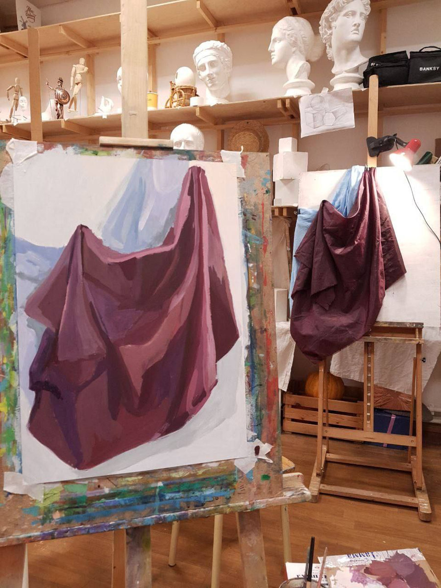 Это один из самых сложных цветов для передачи в живописи ─ из-за высокой насыщенности часто очень трудно определить его тон. 