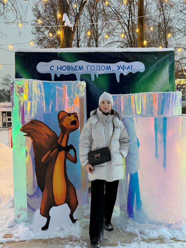 Автор в Уфе на Новый год, с самым милым и пушистым символом Башкортостана - рыжей куницей)
