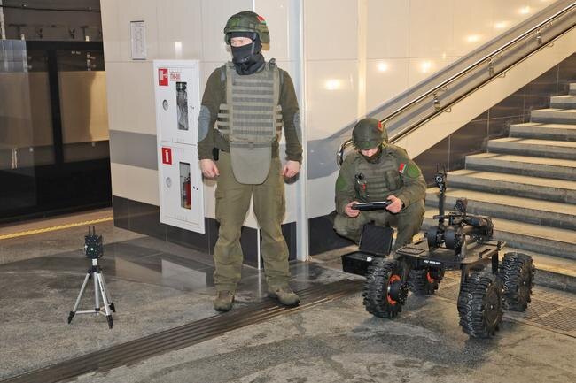 Бойцы саперно-пиротехнической группы готовят к применению роботизированное устройство, предназначенное для дистанционной локализации взрывного устройства