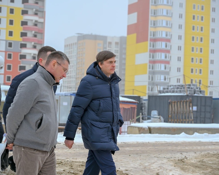     Министр просвещения РФ осмотрел школу на Плевицкой в Курске