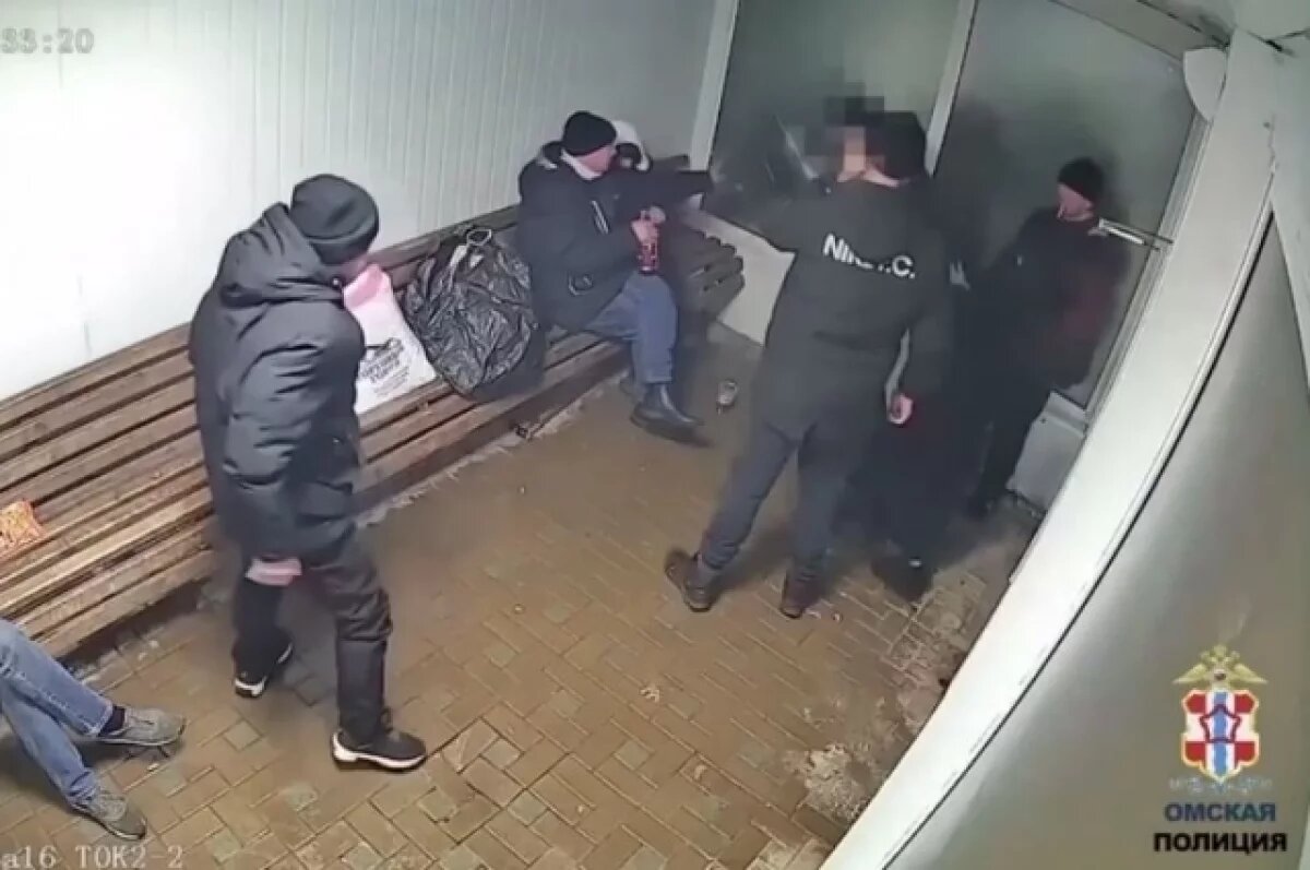    Полицейские задержали омича, который разгромил тёплую остановку