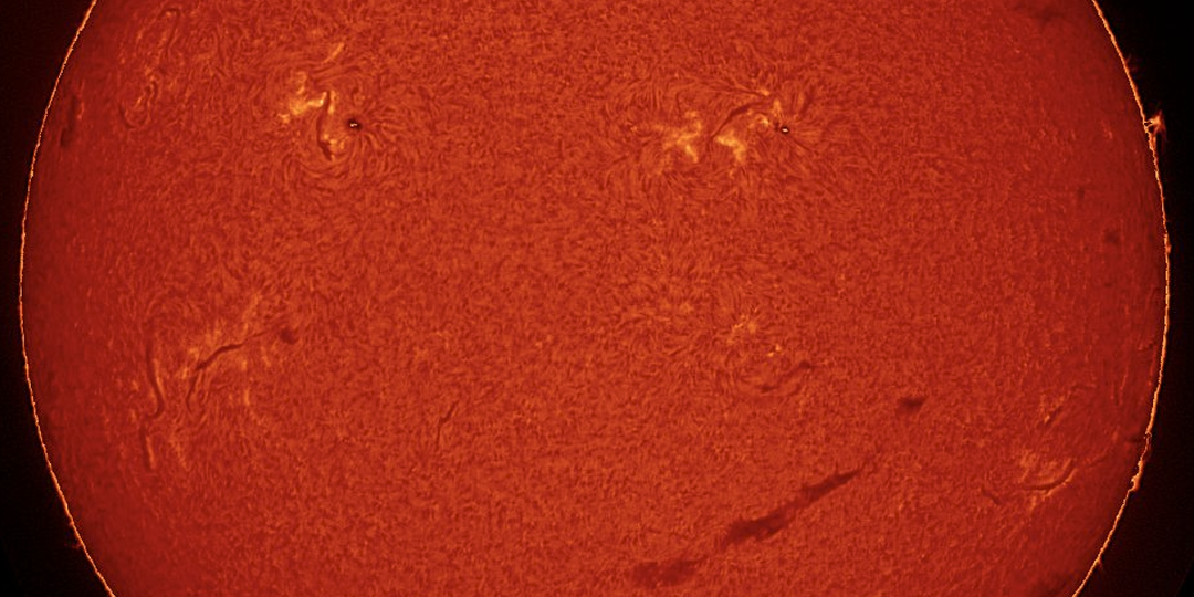 На Солнце появился гигантский смайлик (фото)