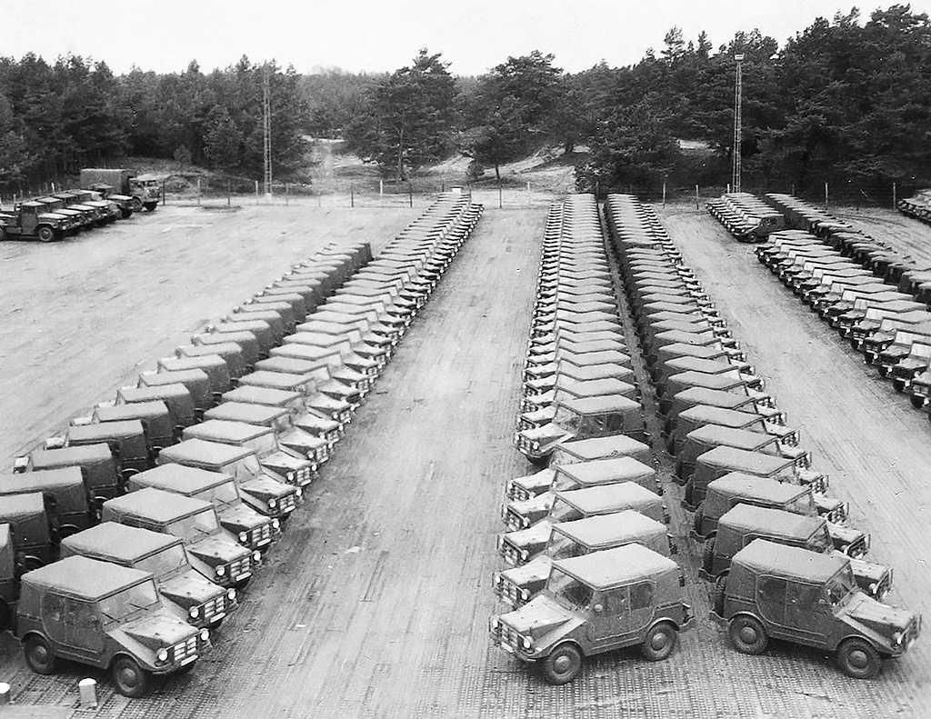 Партия DKW MUNGA для армии Нидерландов на военной базе Parkcompagnie, 555 в деревне Штроэ, провинция Гелдерланд, 1963 г. 2083 «мунг» голландцы закупили на замену джипа NEKAF (собираемого в Роттердаме из американских частей Kaiser-Jeep M38A1). Но в 1970‑м, спустя восемь лет после принятия на снабжение, от машины отказались из-за недостатков (коррозия, выхлоп, слабые ТТХ), вернув из мобилизационного резерва джипы NEKAF