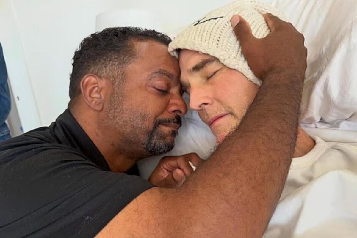    Джеймс Ван Дер Бик со своим другом Альфонсо Социальные сети