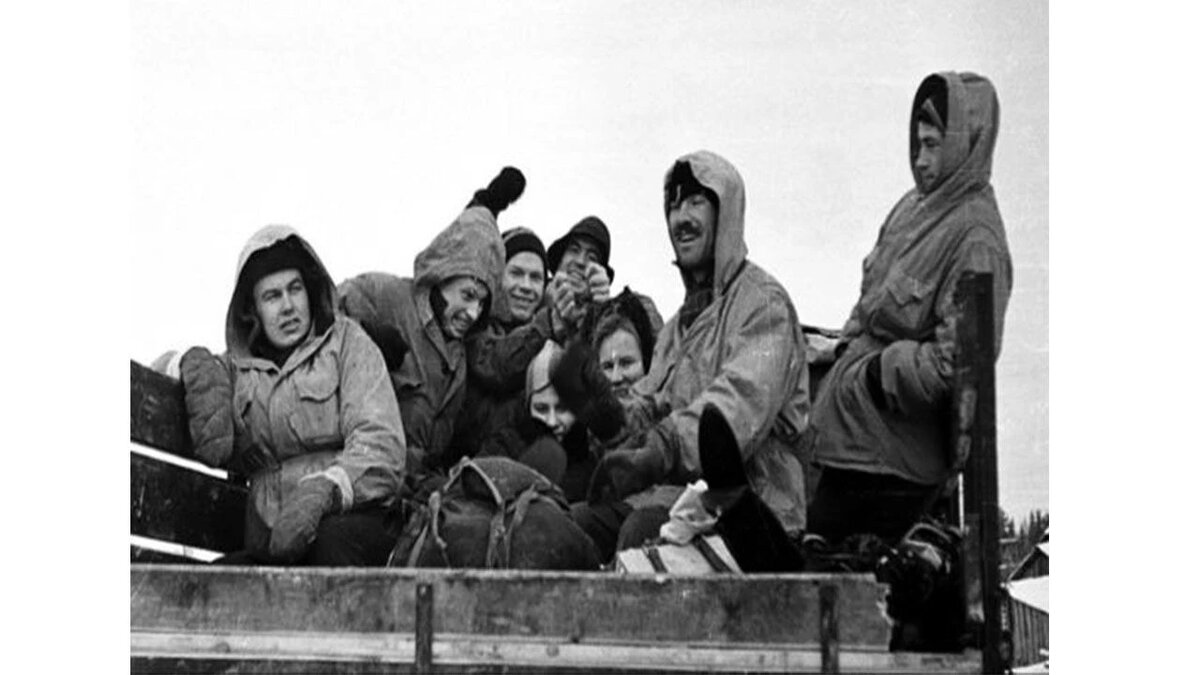 Они все-равно дети и показываю фиги в камеру