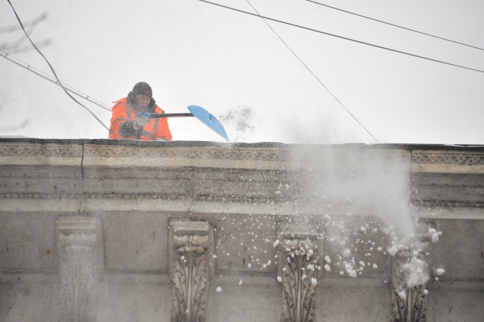    Рухнула часть двухскатной кровли здания. Евгения ГУСЕВА