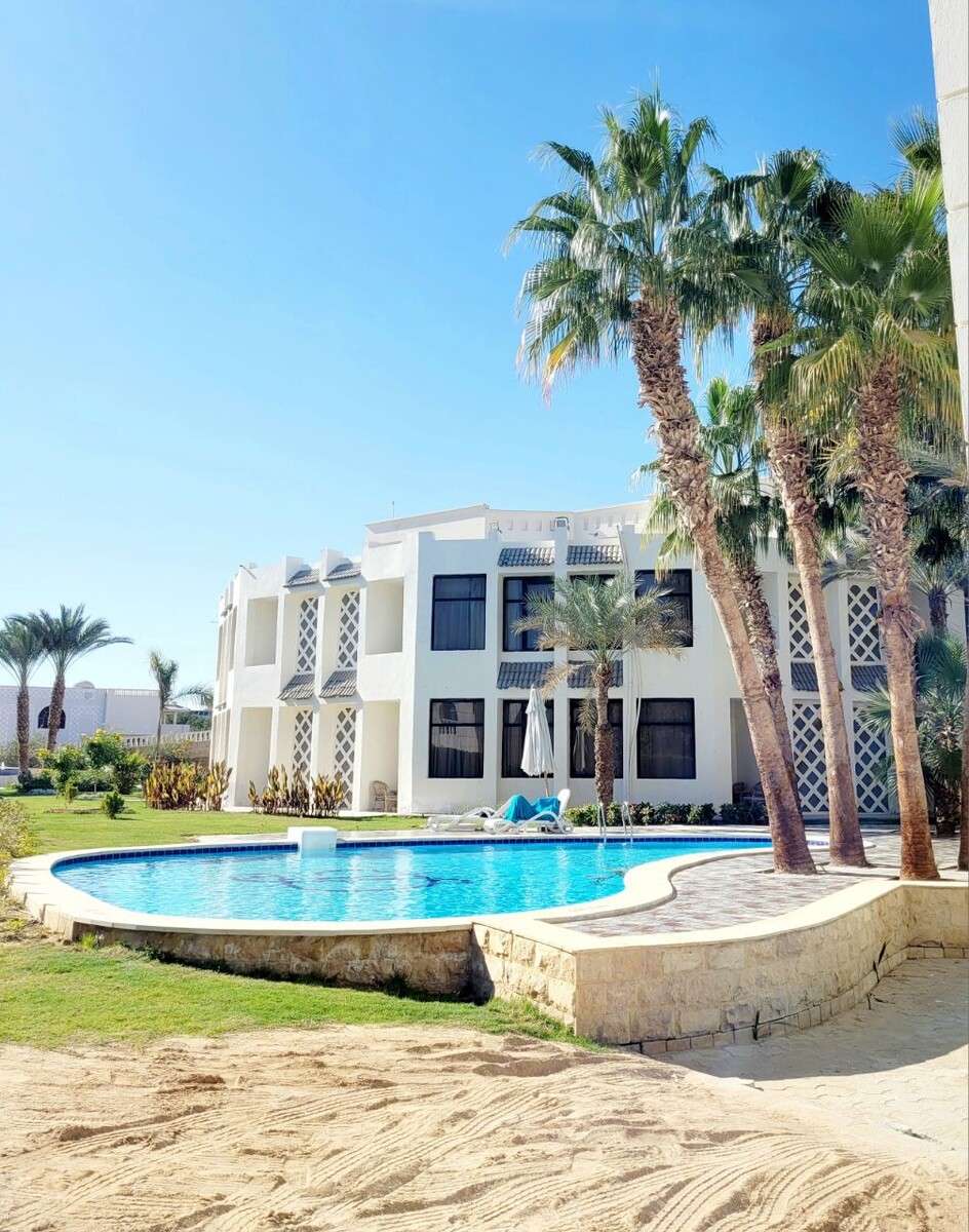 Возле одного из корпусов находится маленький бассейн 