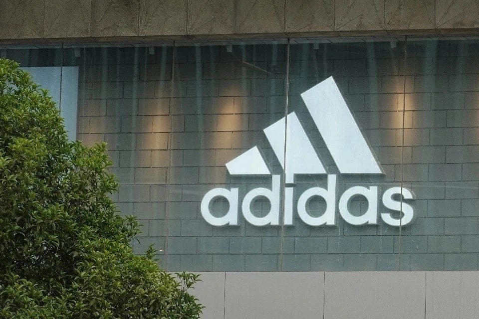    Росаккредитация запретила продажу в России спортивных товаров Adidas GLOBAL LOOK PRESS