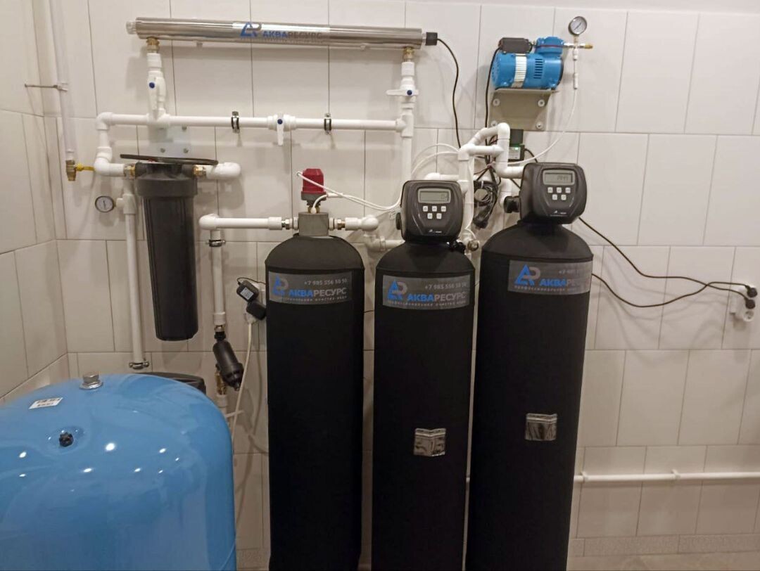 Чаще всего в Москве и Московской области в воде встречаются такие превышения как железо и соли жесткости, реже к ним добавляется запах сероводорода 

Что спасет?
-Фильтр грубой очистки: задерживает на себе песок и глину
-Фильтр аэрации/обезжелезивания: при помощи воздушной подушки убирает запах и окисляет железо, окисленное железо оседает внутри на наполнителе
- Фильтр умягчения: убирает соли жесткости, промывается при помощи хлорида натрия(рекомендуем использовать таблетированную соль)
-Фильтр тонкой очистки: задерживает на себе микрочастицы 

 Данная система промывается при помощи электронного управляющего клапана,после промывки вода ,с накопленными загрязнениями, сбрасывается в канализацию

  Все наполнители подбираются индивидуально ,исходя из анализа воды, на выходе Вы получаете воду соответствующую нормам СанПин

Не знаете с чего начать?
Начните с анализа воды 
 
АКВАРЕСУРС -залог чистой воды в доме 