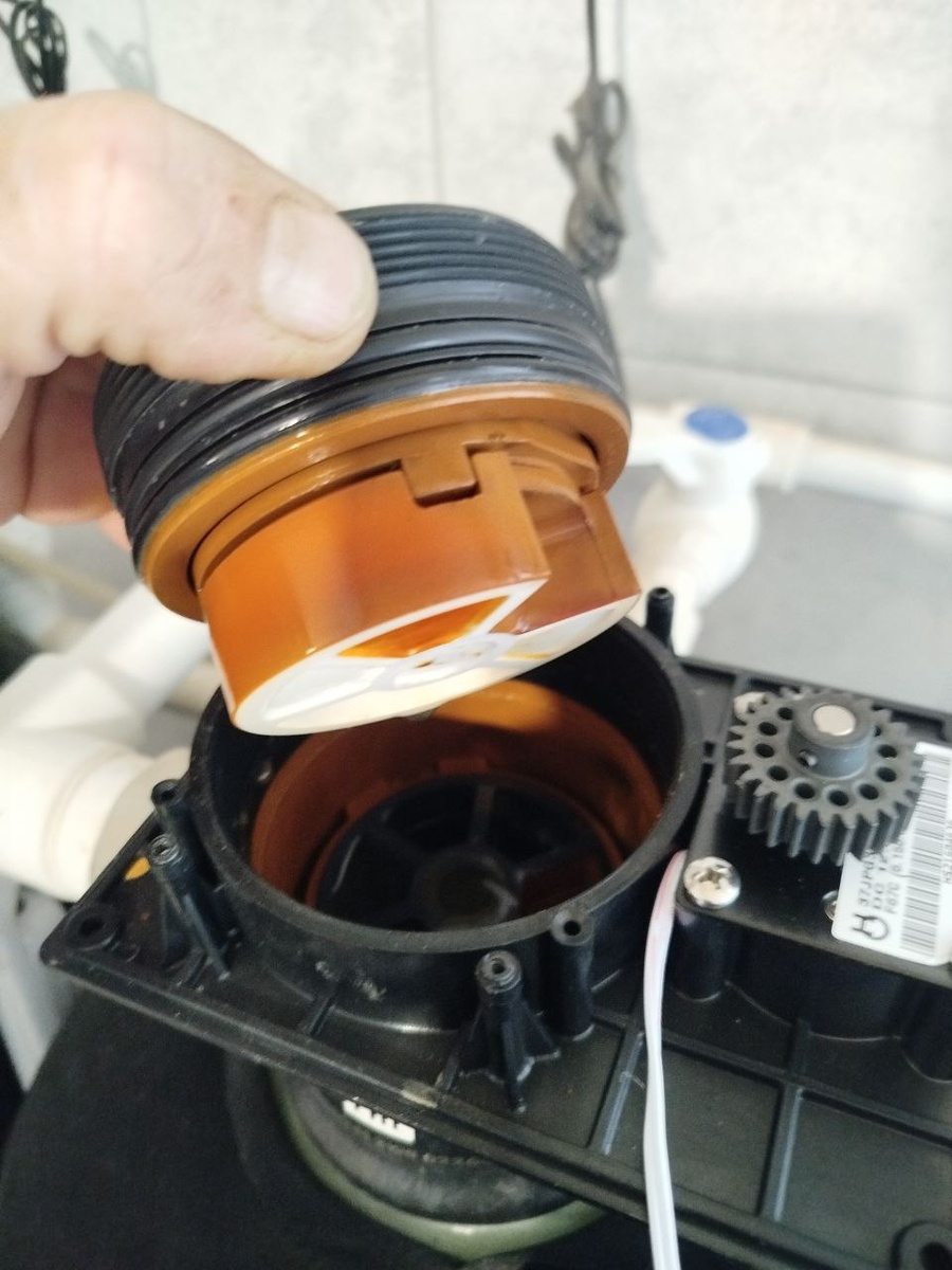 Чаще всего в Москве и Московской области в воде встречаются такие превышения как железо и соли жесткости, реже к ним добавляется запах сероводорода 
