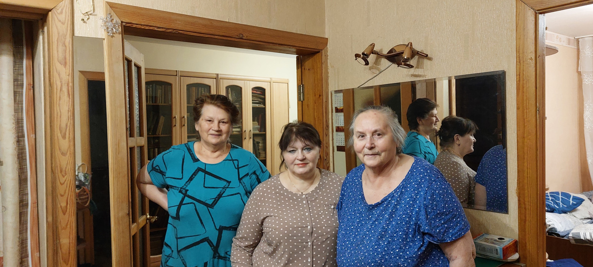 Племянница посредине и мы с Аней. Немного поговорили, немного чаю попили, немного погрустили, немного пообещали встретиться... Планыыыыы... 