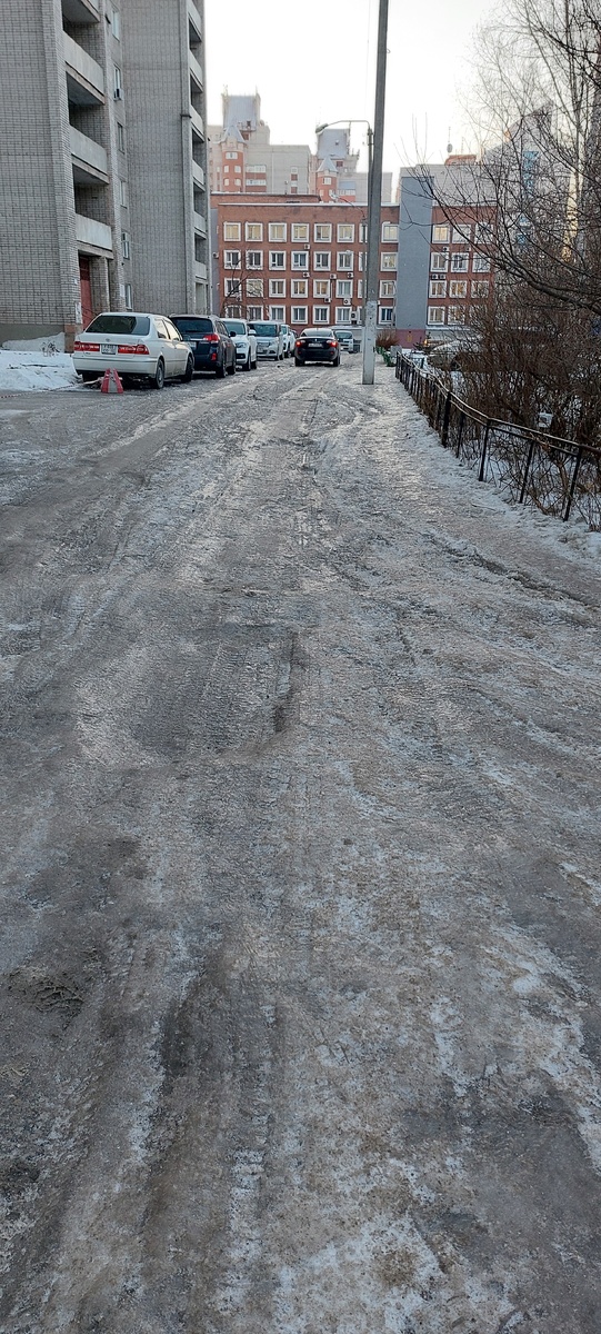 Вот такой лед у нас вокруг... Народ падает..., авто буксуют местами