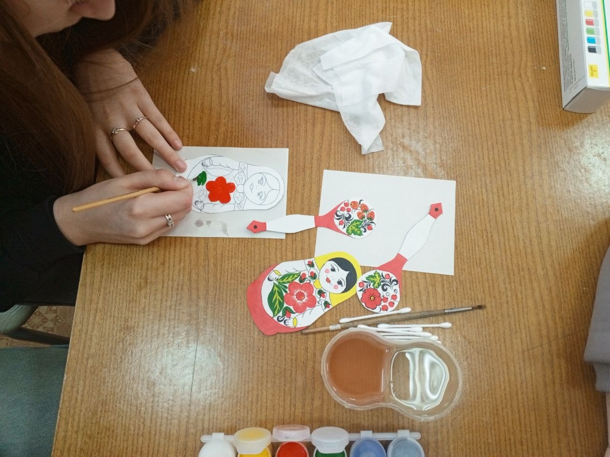 Бумажные матрешки и ложки "расцветают".