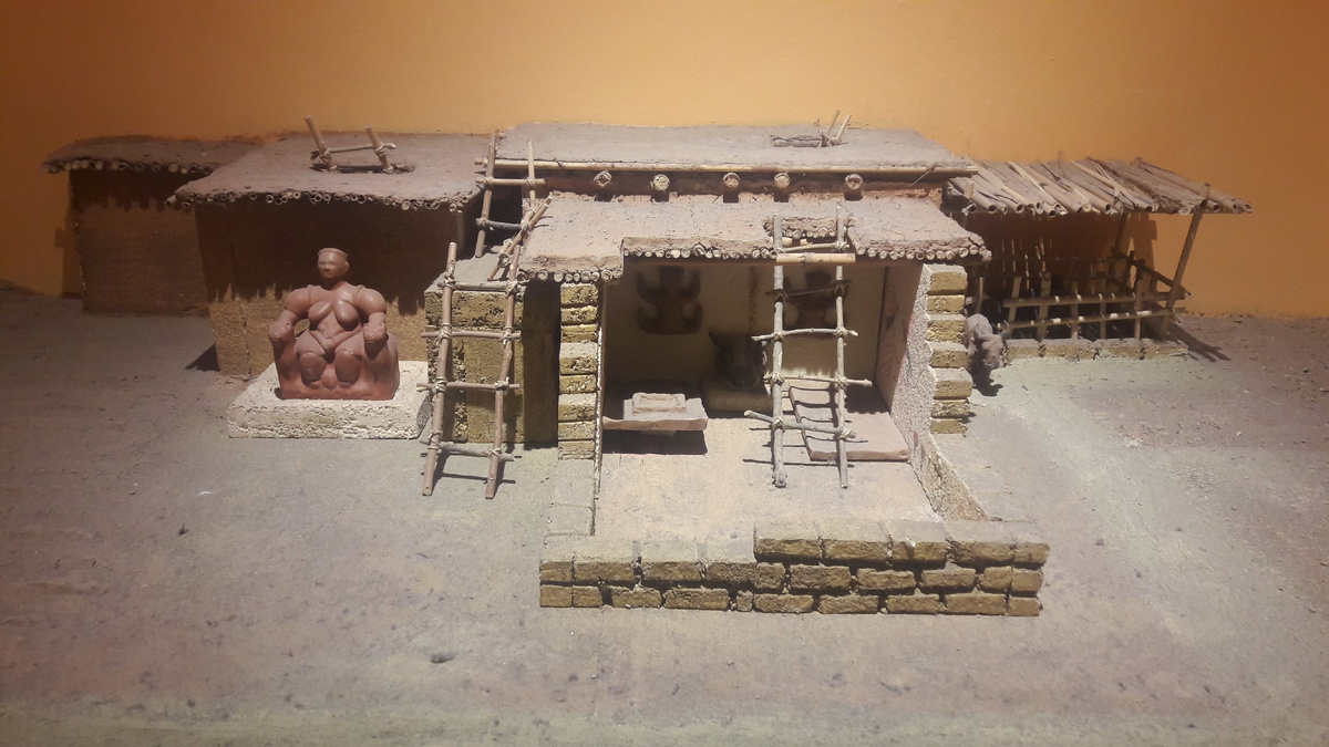 реконструкция жилища древнего поселения Чатал-Хююк(южная Анатолия, современная Турция) эпоха керамического неолита.