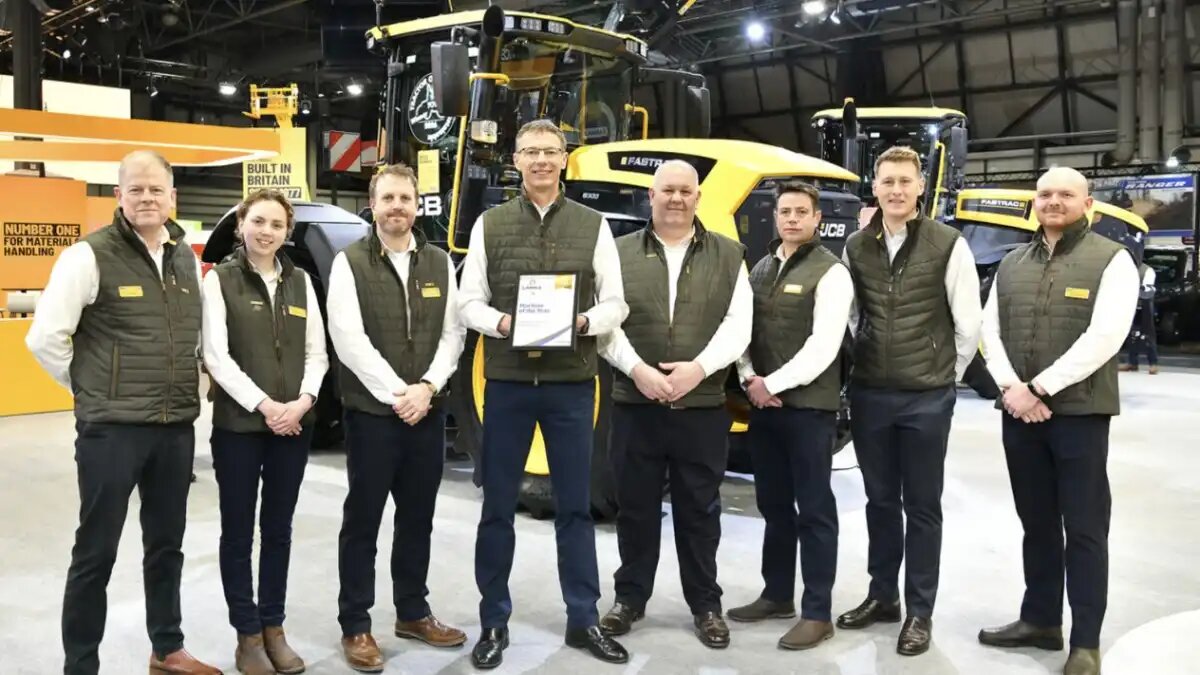 Фото: agriland.ie
Компания JCB получила награду Машина года на выставке LAMMA 2026