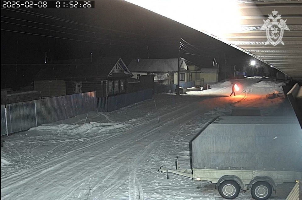    Ночью 8 февраля 2025 года исполнитель приехал к дому жертвы и забросил внутрь бутылку с легковоспламеняющейся жидкостью скриншот