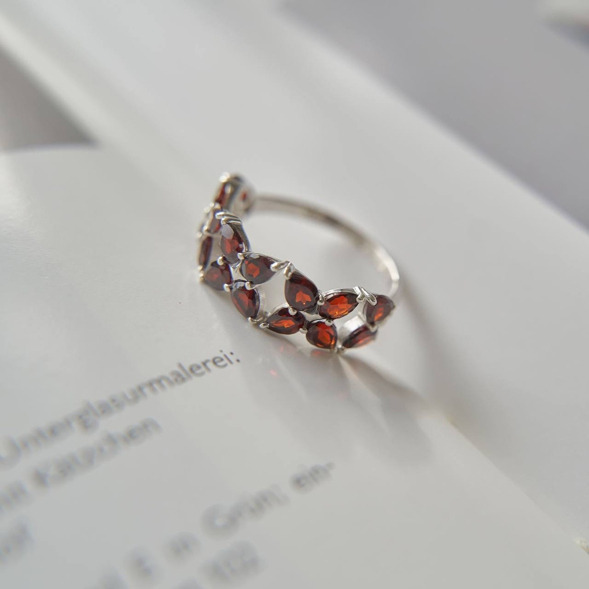 Кольцо с россыпью гранатов Lusso