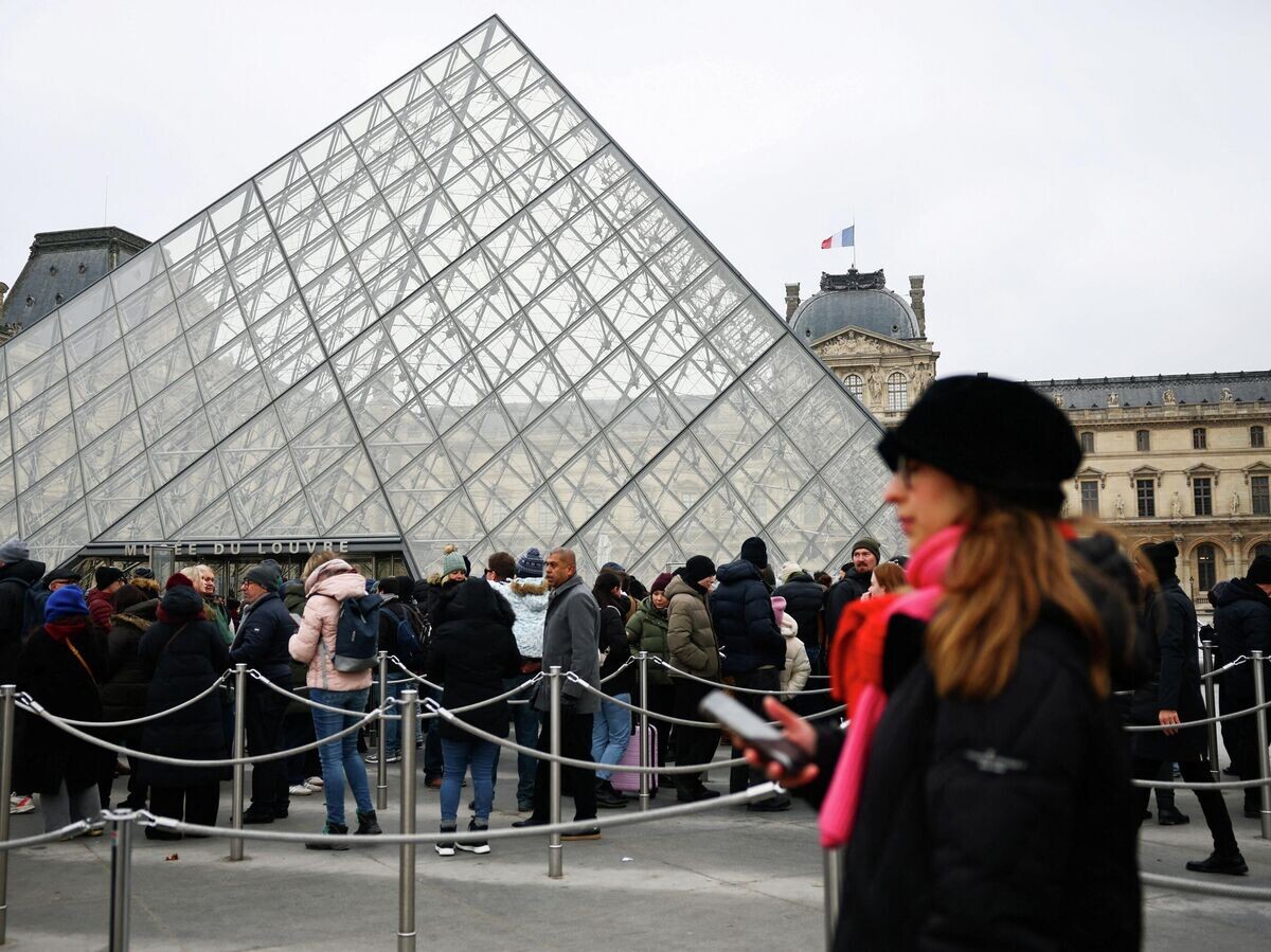    Люди у входа в Лувр | © REUTERS / Sarah Meyssonnier