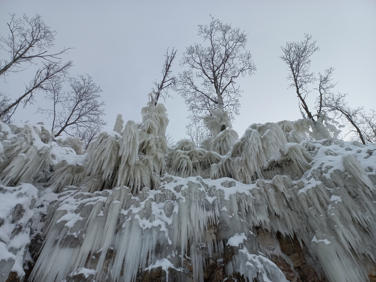 Вот такие ледяные сталактиты на обрыве.