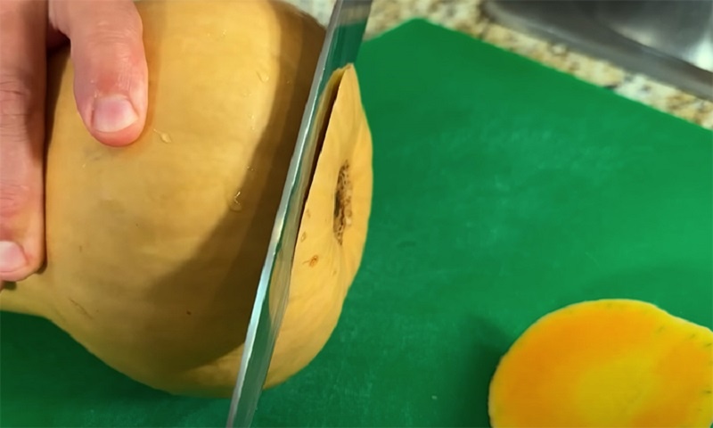 Запечённая тыква с сырным соусом: привычный овощ становится главным на столе