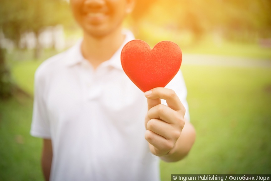 Мужчина с сердцем в руке