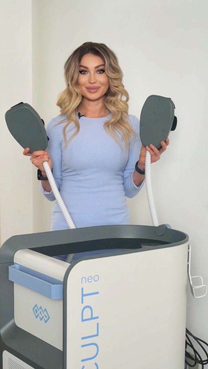 Алёна Саромыцкая, врач дерматолог, косметолог высшей категории, основатель сети клиник эстетической медицины Professional, сертифицированный тренер ведущих европейских компаний, преподаватель кадавер курса Университета Максимилиана Людвига (Германия), член американской Ассоциации специалистов по лазерной хирургии ASLM, действующий спикер российских и международных конгрессов по эстетической медицине и косметологии, бьюти-эксперт ведущих федеральных СМИ