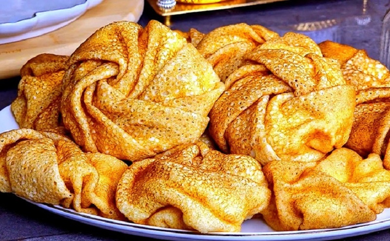 Как приготовить идеальные блины-мешочки: изысканная сырная начинка и необычный вариант с селедкой