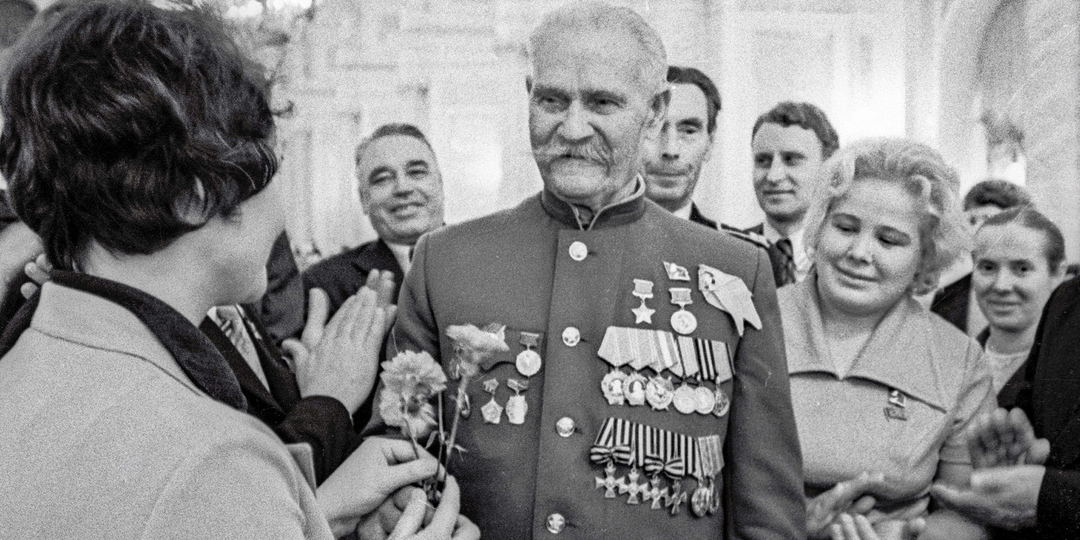 Сталин подошел к казаку и замер, глядя на его грудь: что скрывалось под шинелью «уголовника» на приеме в Кремле