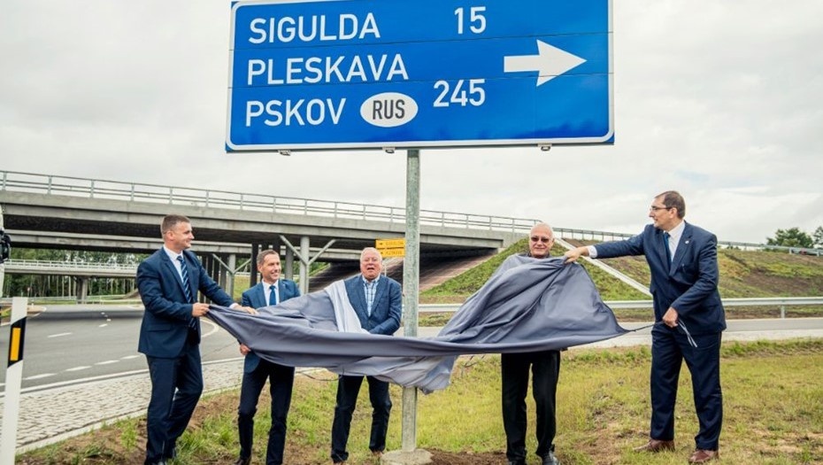    Открытие дорожного указателя на Видземском шоссе А2 в Латвии. 2020 год. Автор фото: Управление государственных дорог Латвии