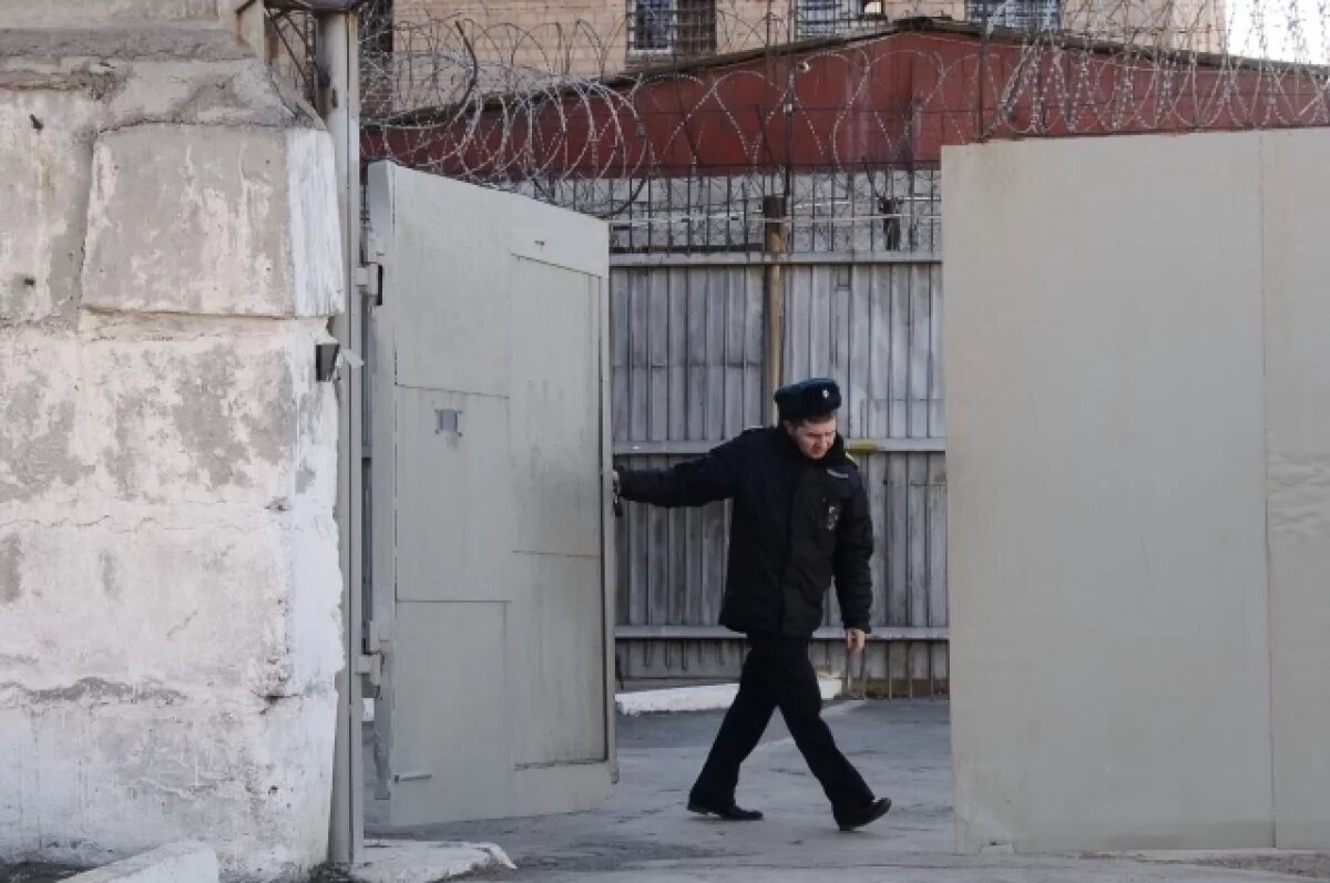    Труп молодого охранника ФСИН нашли на территории «Крестов»