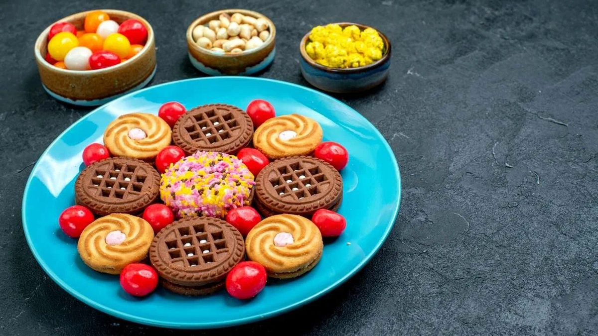 В некоторых семьях и даже офисах держат на столе вазочки с перекусами. Каждый бежит и между делом схватывает то печенюшку, то орешек. И не учитывает, что организм, который не знает, сколько вы сейчас съедите, уже при попадании первой крошки на язык начинает работать по полной: выделяется желчь, соляная кислота, включается поджелудочная. 