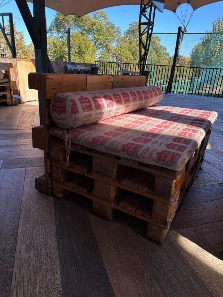 На фото диваны с одного из наших проектов, которые готовы обрести вторую жизнь