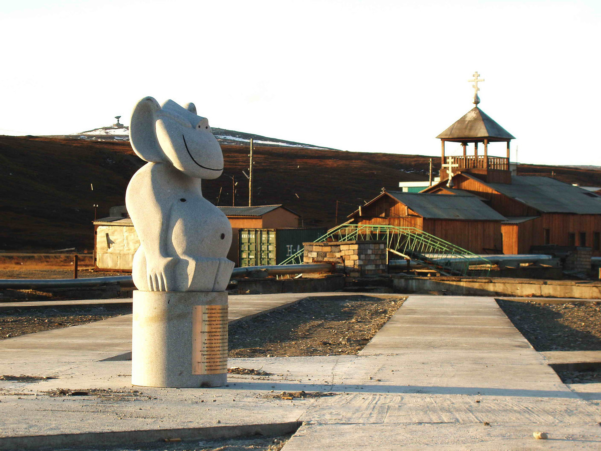 Чукотка, село Лаврентия. Памятник Пеликену