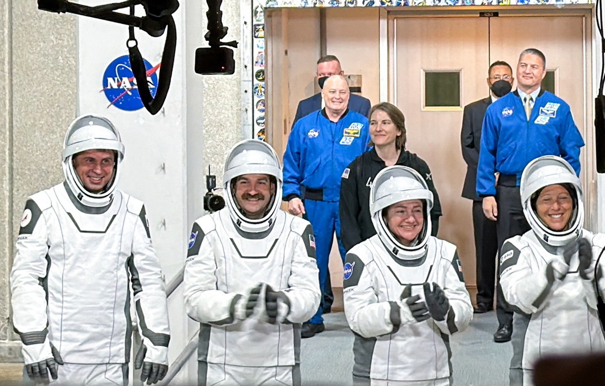    Космонавт Роскосмоса Андрей Федяев, астронавты NASA Джек Хэтэуэй, Джессика Меир и астронавт Европейского космического агентства Софи Адено  Дмитрий Кирсанов/ТАСС