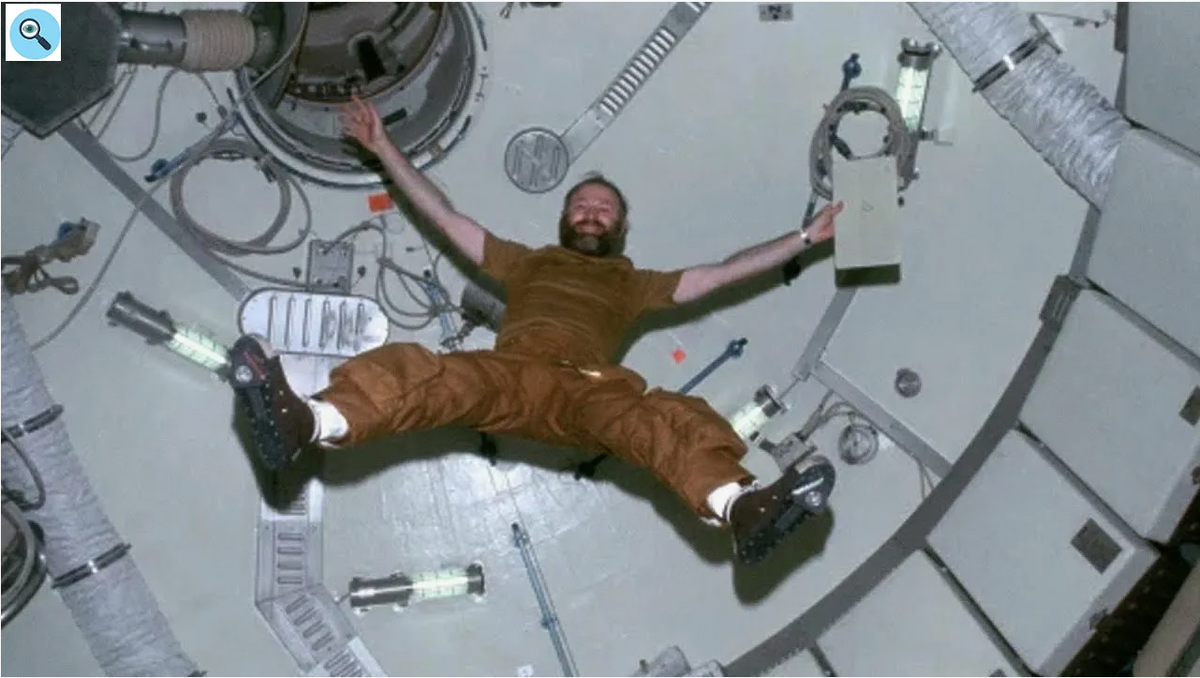 Фотография члена экипажа на станции Скайлеб