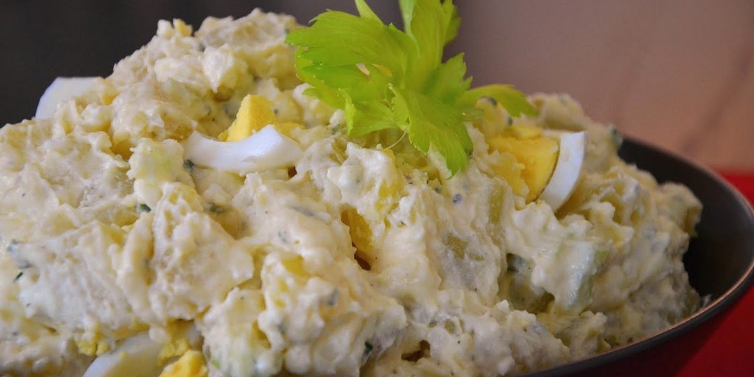 Горячий салат из картофеля с яйцами: простой и сытный рецепт